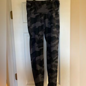 Large old navy active powersoft pants. Woman’s camo black and gray